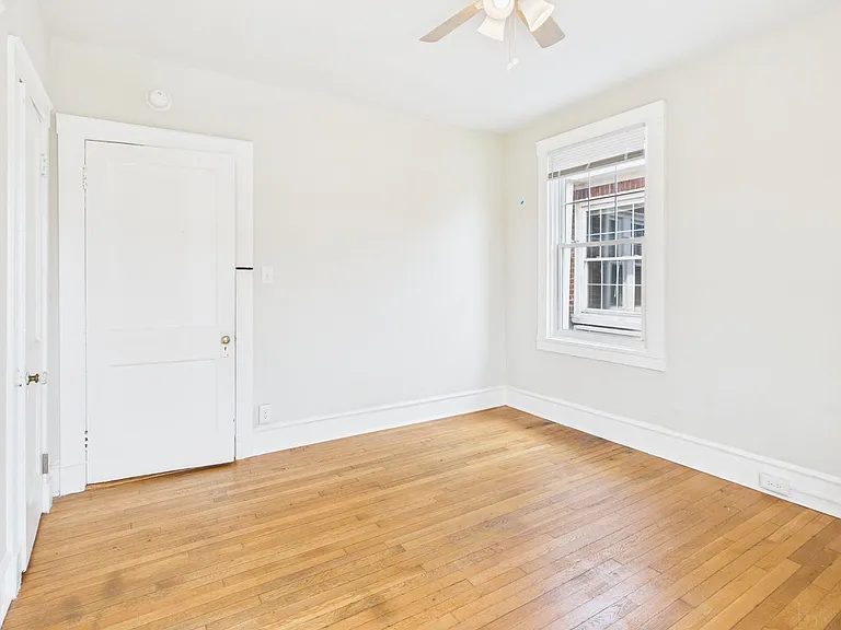 2400 Barton Ave — Photo 33