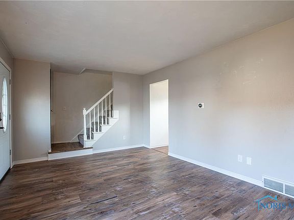 5th image of 247 Middlebury Ln