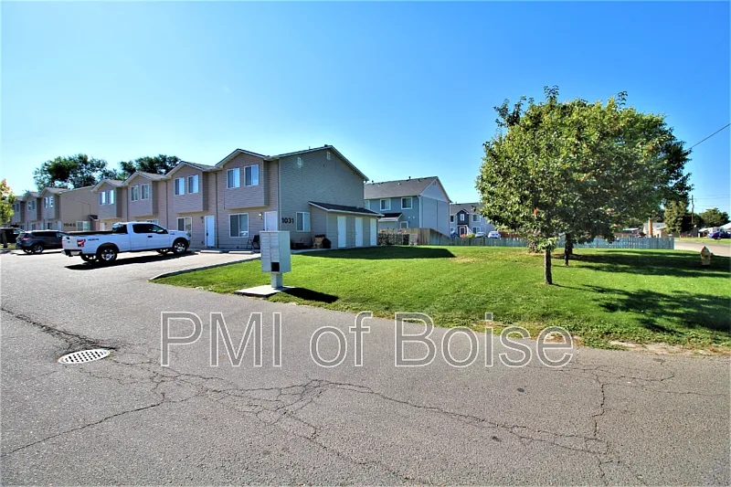 3 bed, 1.5 bath, 1215 sqft, $1,295 — Photo 1