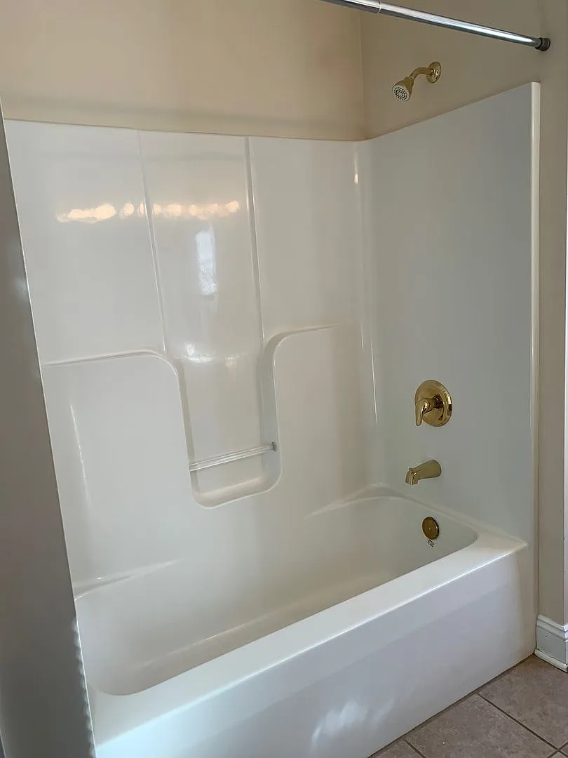 3 Bedroom 2 Bath Townhouse with 2 Car Garage — Photo 4
