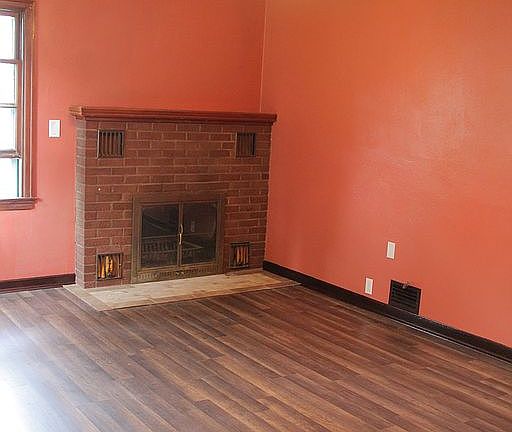 Living room w/fireplace