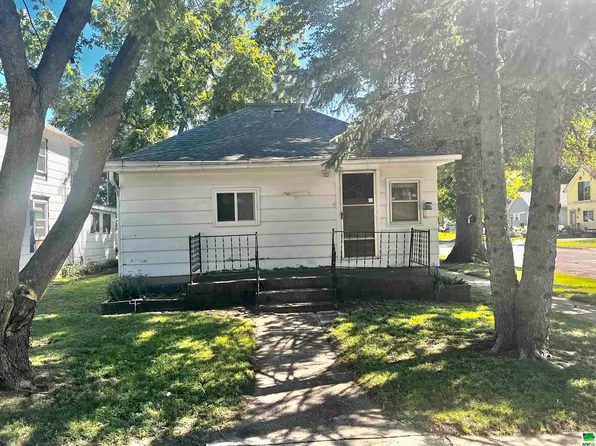 301 E Cedar St, Cherokee, IA 51012