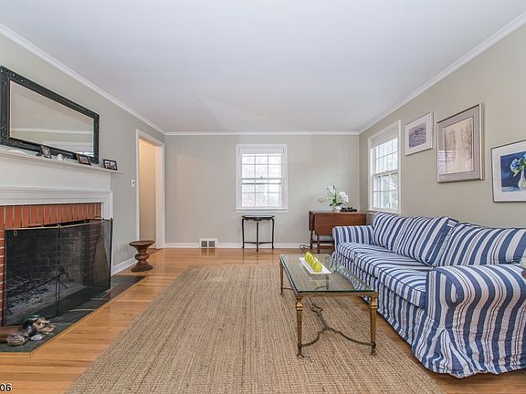 3rd image of 54 Ryerson Ave