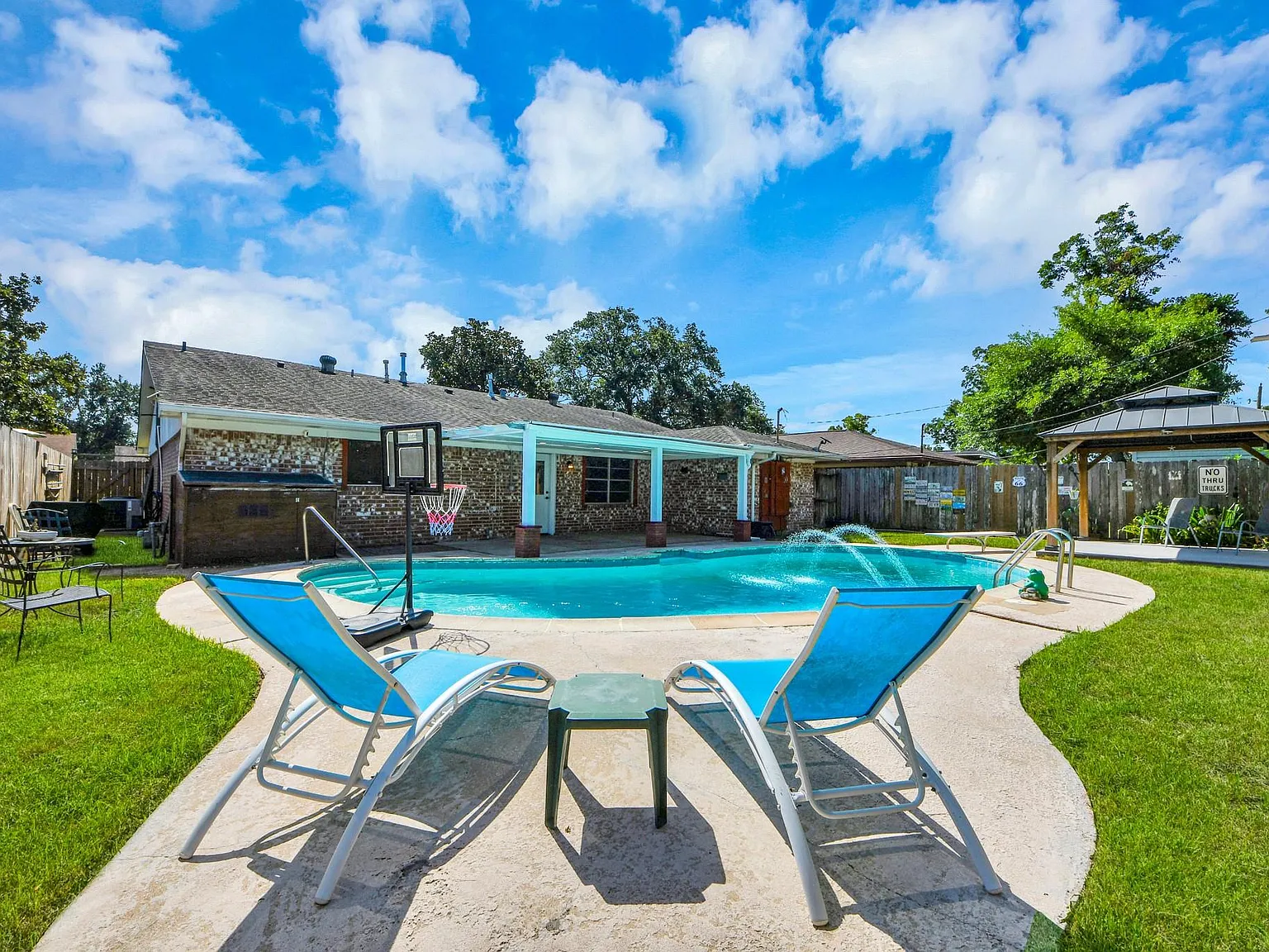 3 bed, 2.0 bath, 1884 sqft, $2,200 — Photo 2
