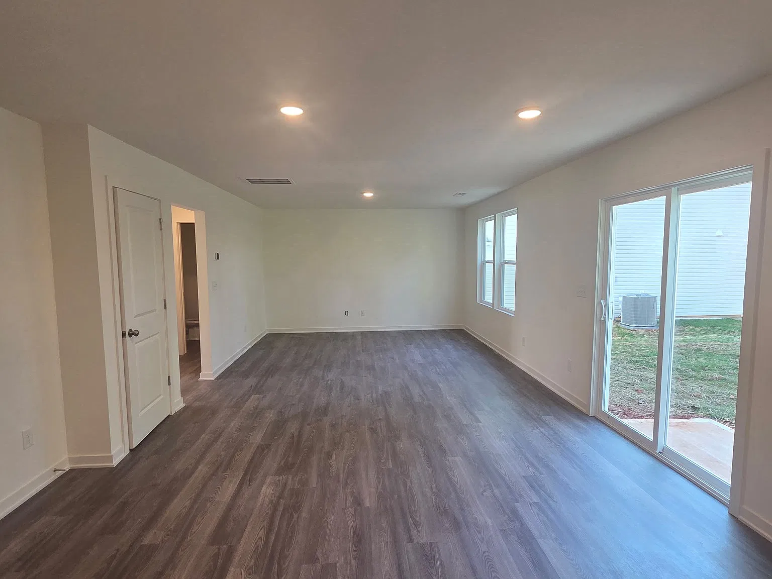 4 bed, 2014 sqft, $2,150 — Photo 4