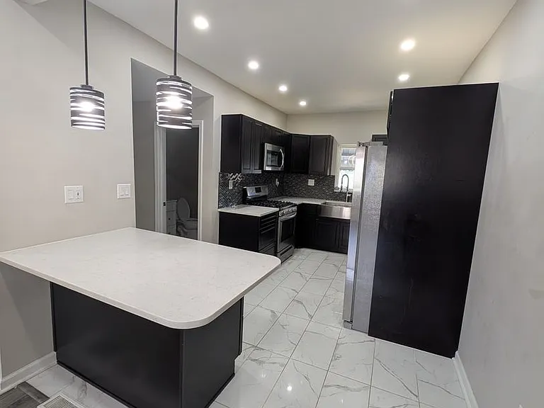 2508 Cobden St — Photo 5
