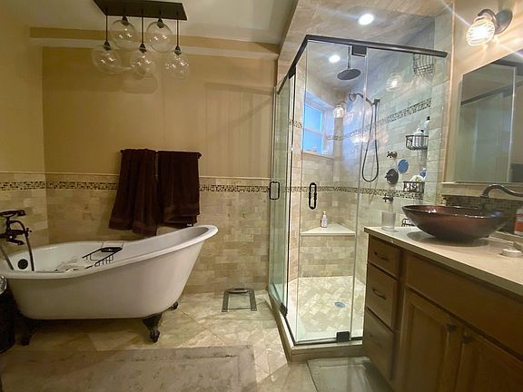 4th image of 3831 N Leavitt St #1