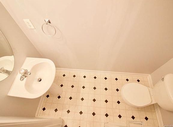 4th image of 2116 Winthrop Chase Dr