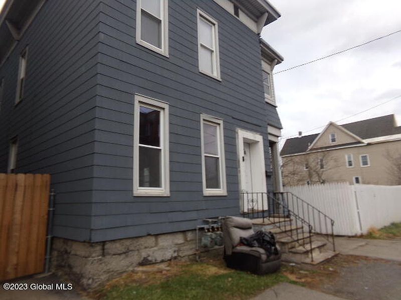 4th image of 185 Division Street