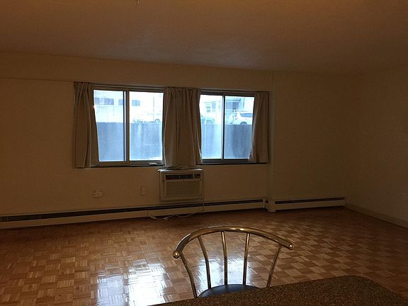 3rd image of 1025 Hancock St