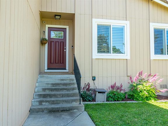 3rd image of 170 Stirling Drive