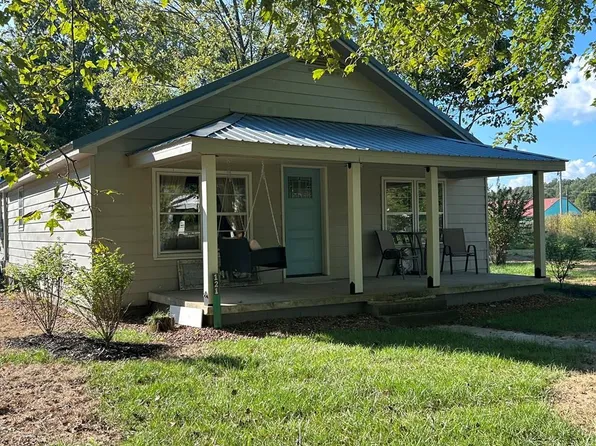 121 2nd St, Big Sandy, TN 38221