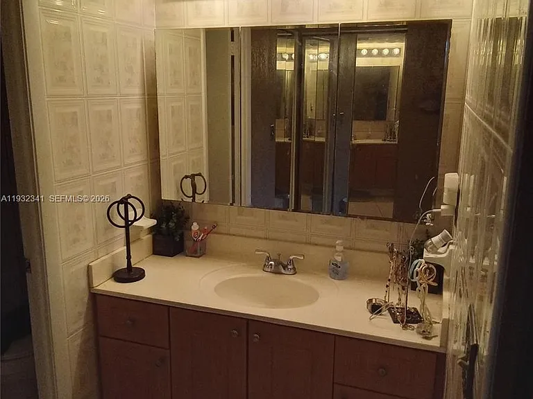 1000 Saint Charles Pl #L2 — Photo 19