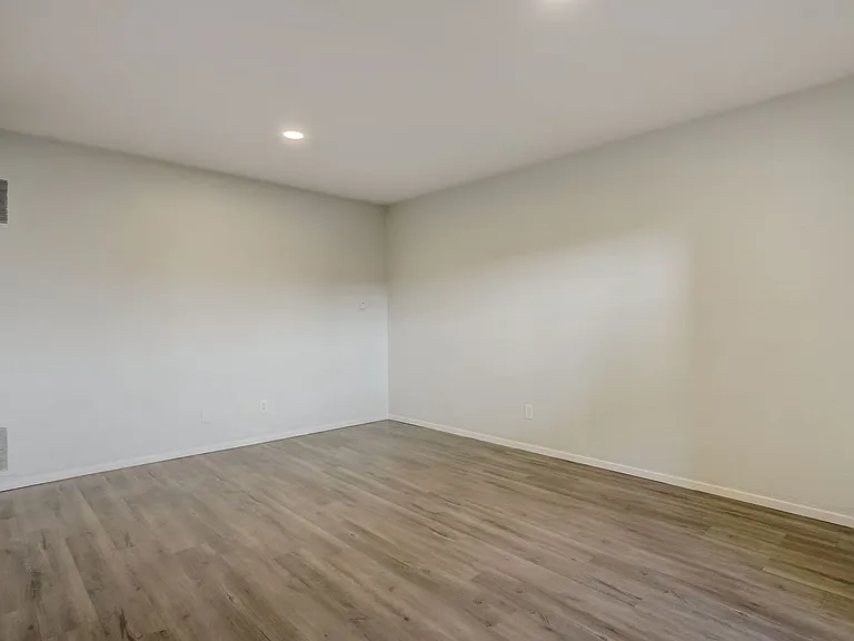 3537 Clarington Ave — Photo 32