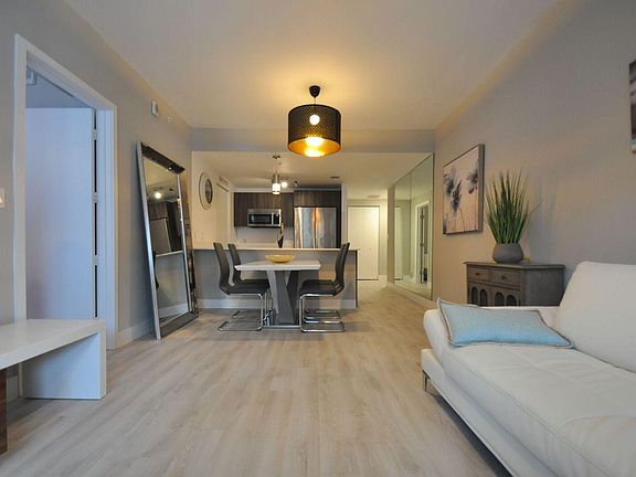 4th image of 488 NE 18th St Unit 3208
