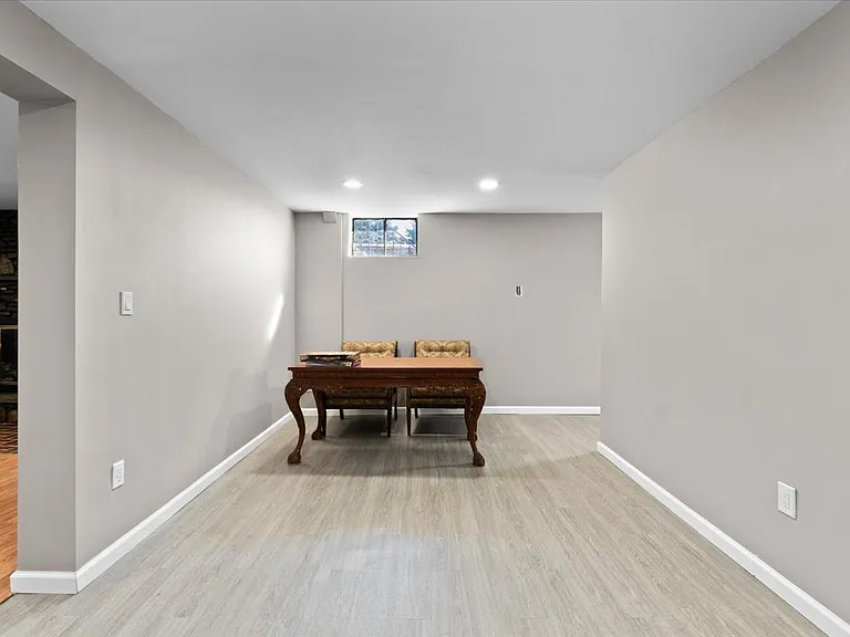 1016 E Elm St — Photo 16