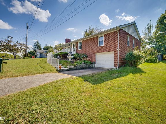 3rd image of 405 Twin Oaks Dr