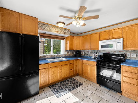4th image of 1158 Watson St