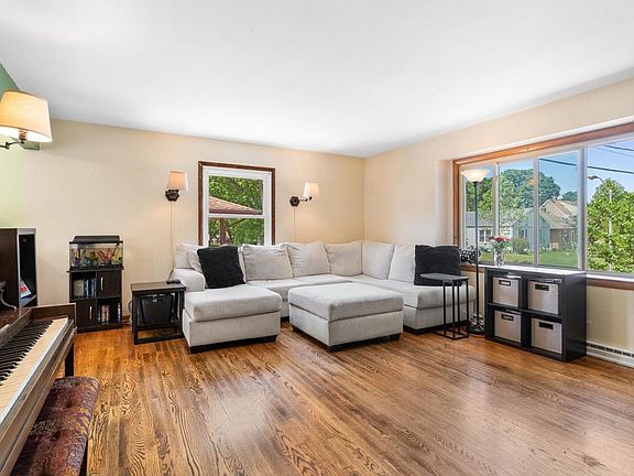 3rd image of 9415 W Arthur AVENUE