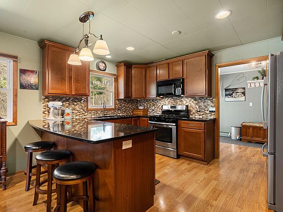 5th image of 1581 SW 28th St