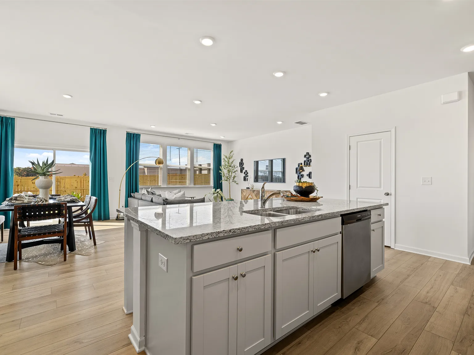 3 bed, 1830 sqft, $2,100 — Photo 4