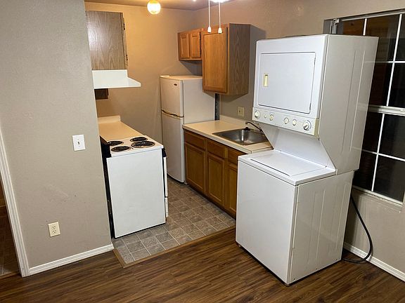 2nd image of 980 W Cleveland St #8