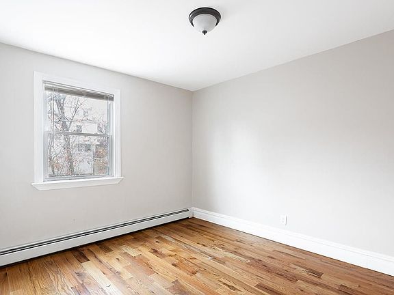5th image of 2923 Hering Ave