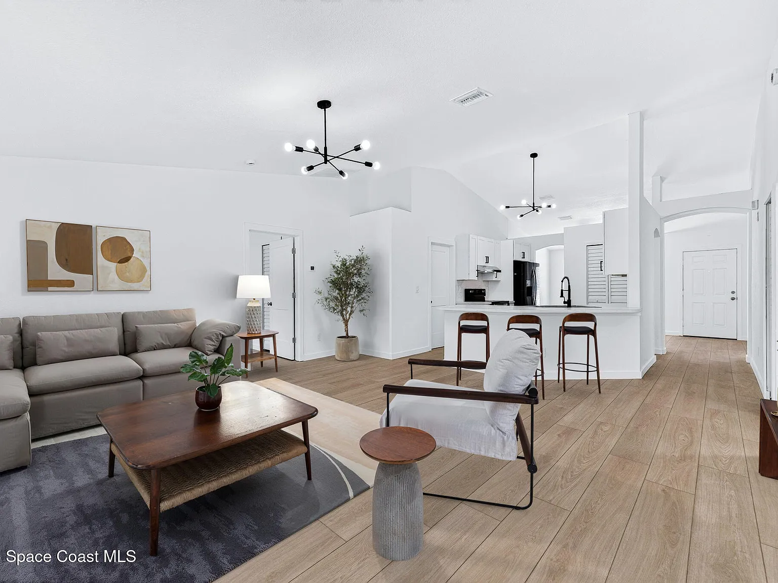 4 bed, 2.0 bath, 1621 sqft, $2,050 — Photo 3