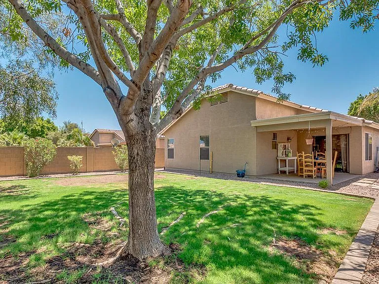 2614 E Beverly Rd — Photo 4