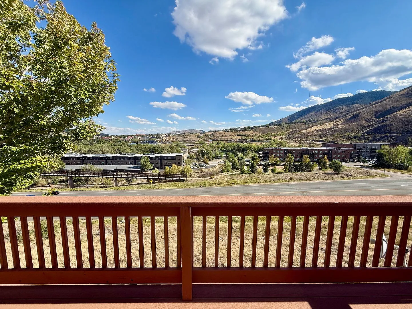 Charming Golden Home with Mountain Views - Don't Miss Out! — Photo 4