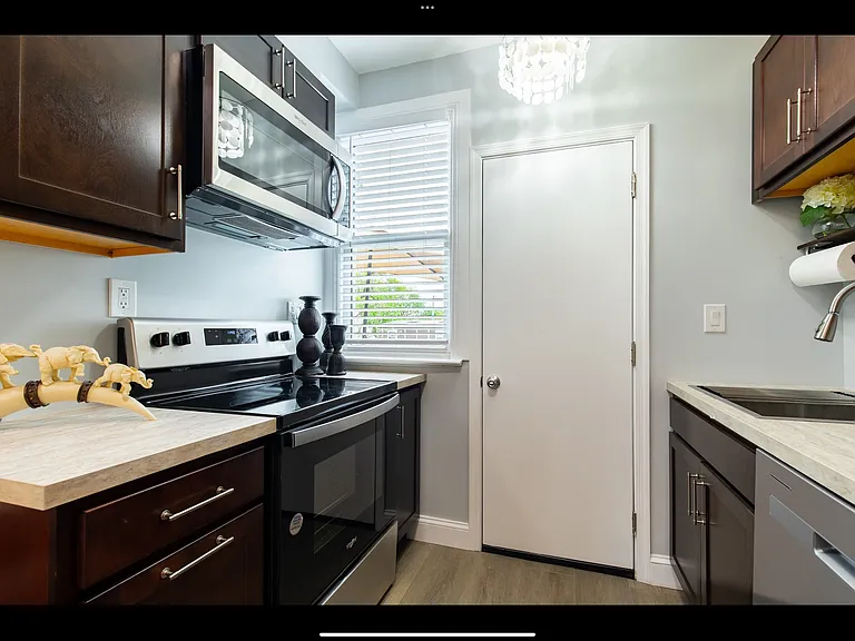 512 Mellon St SE #101 — Photo 8