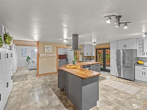 5th image of 1005 62nd Avenue NE