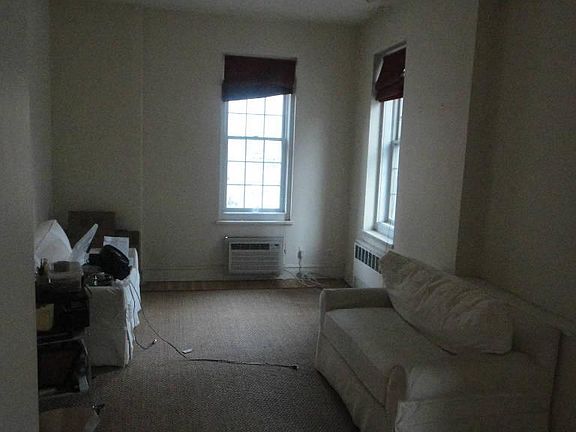 5th image of 172 E 61st St APT 3C