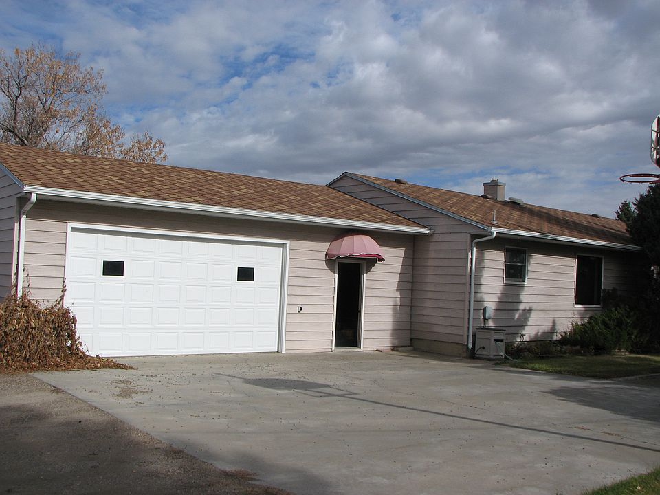 2nd image of 207 Roanwood St N