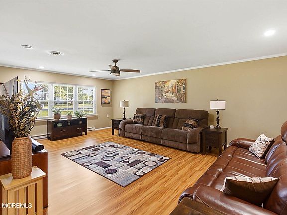 5th image of 76B Buckingham Dr