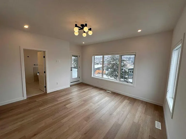 4744 Bowness Rd NW — Photo 24
