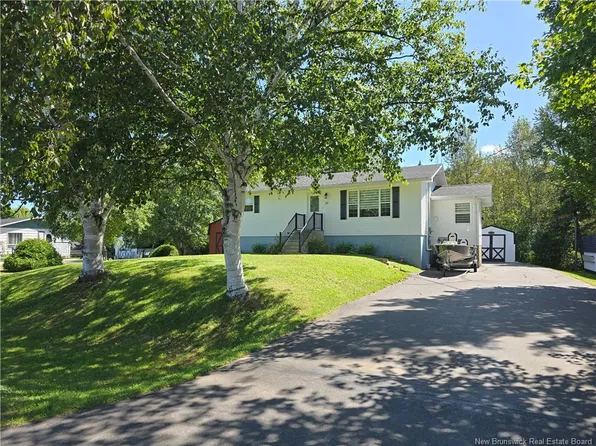 10 Bertin St, Bathurst, NB E2A 7B2