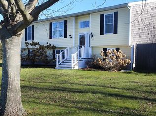 27 Hunt Ln, Middletown, RI 02842