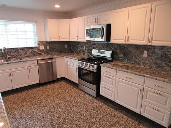 4th image of 3912 Kenmore Dr S