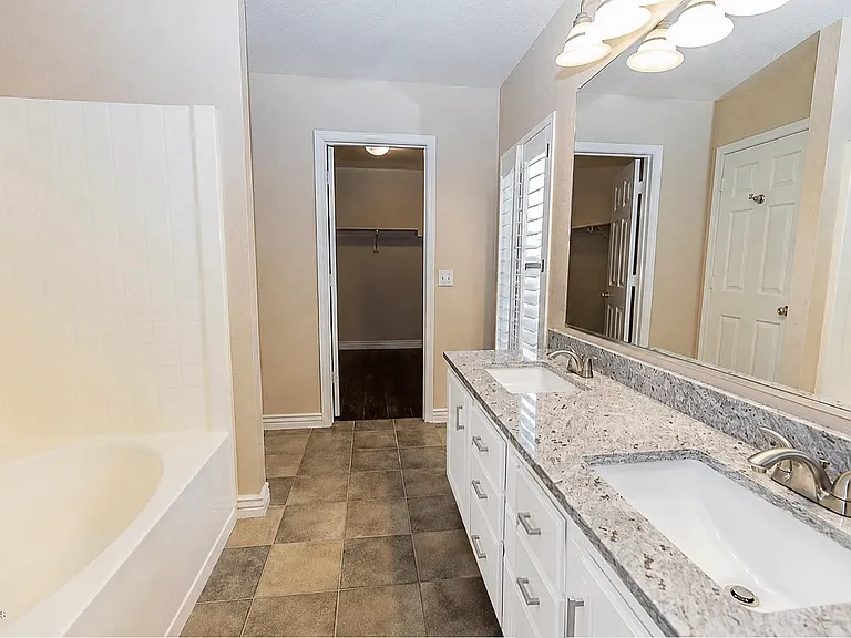 465 W Midland Ln — Photo 17
