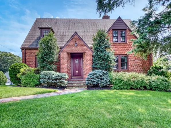 37 Sherwood Rd, Melrose, MA 02176