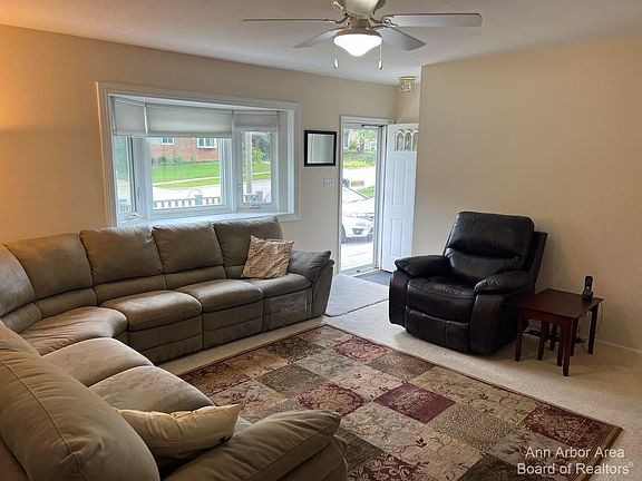 5th image of 334 Larkspur St