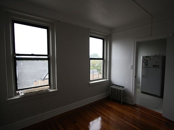 5th image of 885 E 38th St APT 32