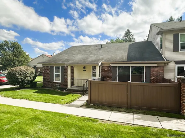 41150 Southwind Dr #16, Canton, MI 48188