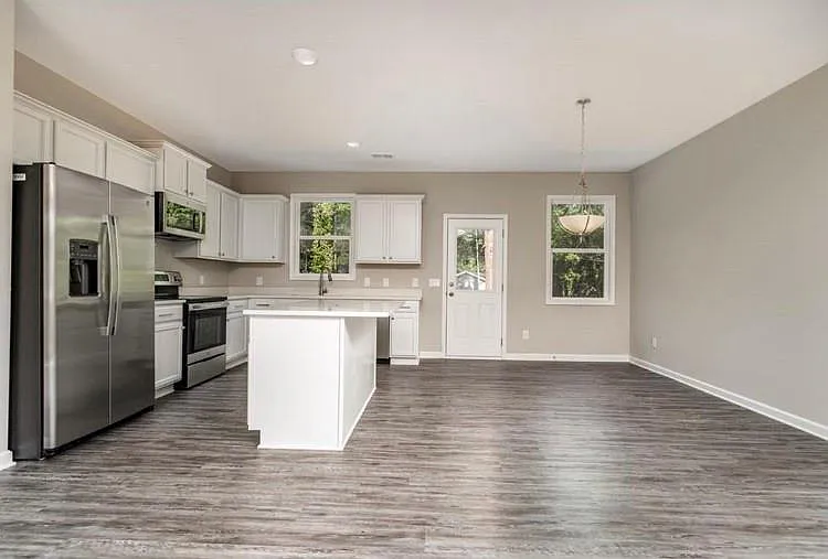 4 bed, 1800 sqft, $2,400 — Photo 4