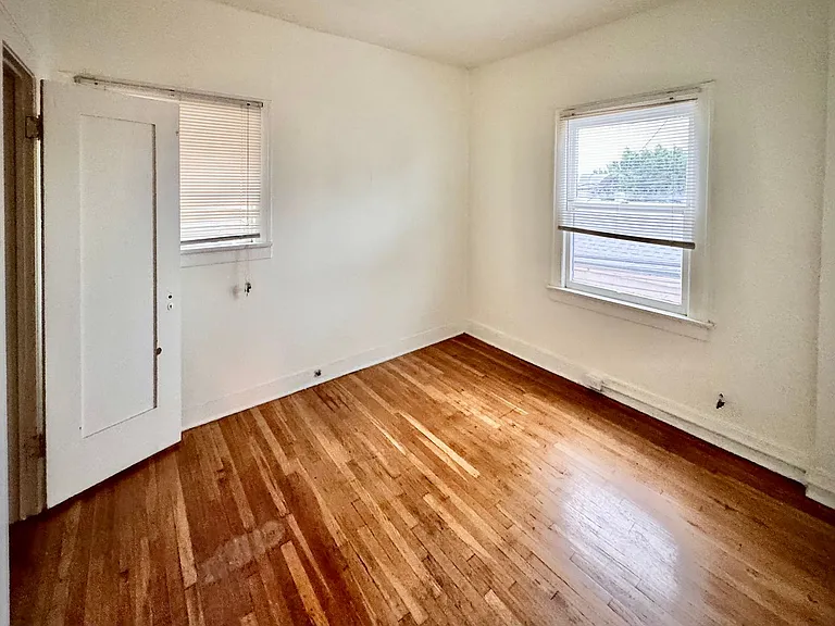 2525-2543 University Ave — Photo 7
