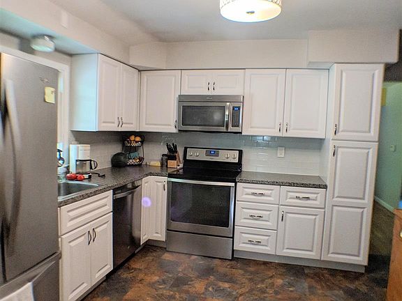 4th image of 8 Evergreen Blvd