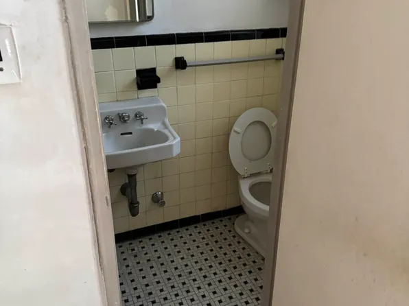 67-40 Yellowstone Boulevard image 4 of 7