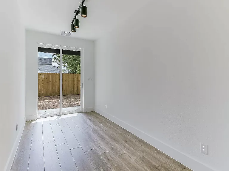 606 S Hackberry — Photo 7