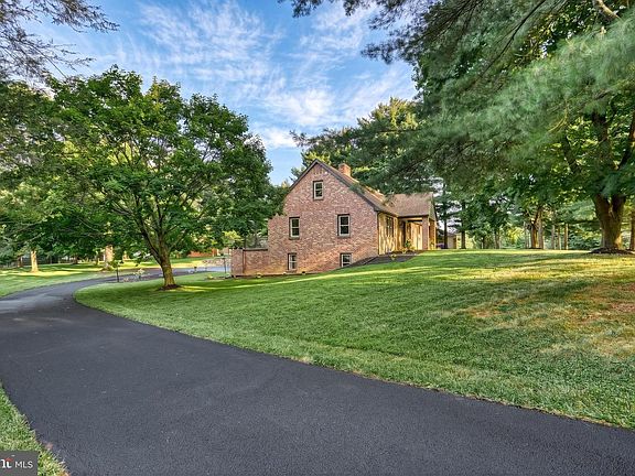 3rd image of 521 Windy Hill Rd